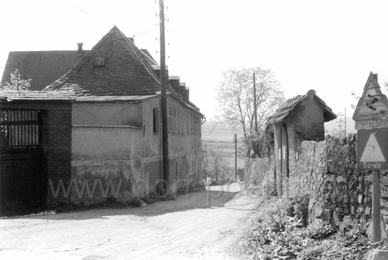 001 (53).jpg - Oberes Wirtshaus von hinten, rechts Kirchenmauer mit Eingang für die "Herrschaften"